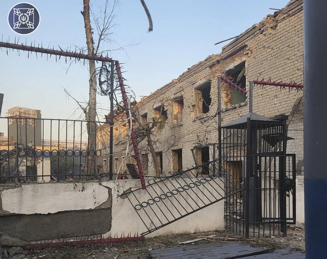Daños causados por el impacto de bombas en un centro penal en la zona de Zaporiyia, Ucrania, el 29 de julio de 2025.