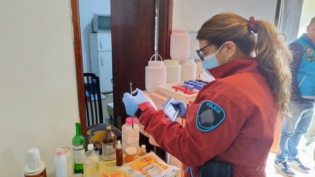 Personal del Laboratorio Químico de la Policía de la Ciudad en pleno proceso de identificación de las sustancias.
