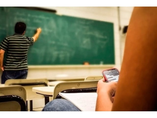 Restringen el uso de teléfonos celulares en aulas de los niveles inicial, primario y secundario de una provincia (Archivo).