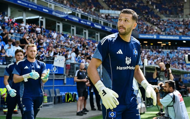 Daniel Peretz (l.) im Rückspiegel: Behält Daniel Heuer Fernandes im Duell um das HSV-Tor die Nase vorne?