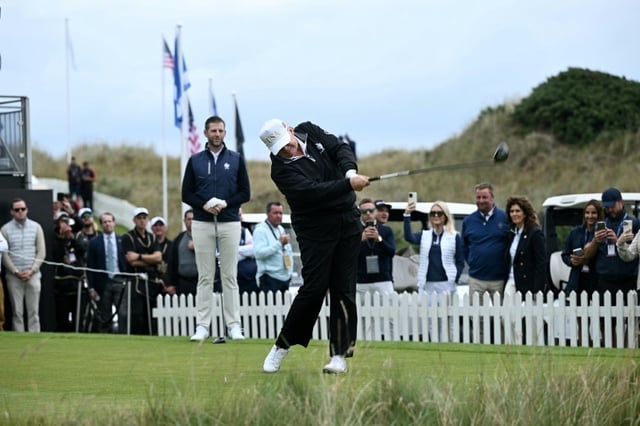 Le président américain Donald Trump, sous le regard de son fils Eric Trump, inaugure officiellement le parcours "Trump International Golf Links" à Balmedie, dans le nord-est de l'Écosse, le 29 juillet 2025.