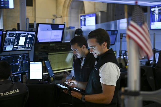 Des opérateurs à la Bourse de New York le 18 juillet 2025