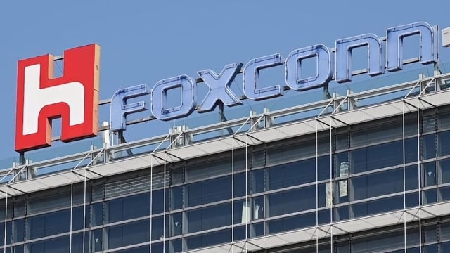 Hon Hai suspends stock trading pending announcement