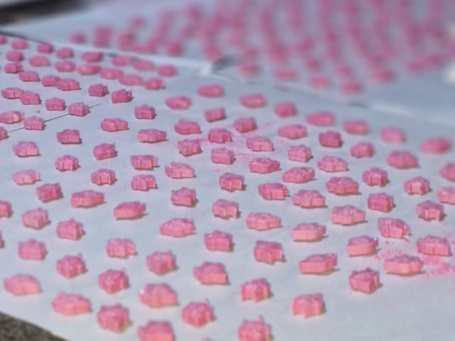 Sarandí: Allanan un laboratorio que producía más de 13.000 pastillas de éxtasis. Foto: Policía de la Ciudad