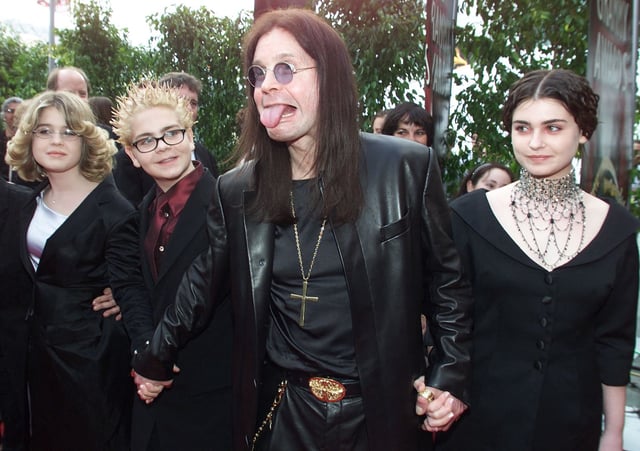 Ozzy Osbourne junto a su familia en los premios Grammy de 2000