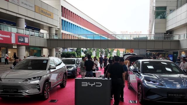 BYD in Singapore is found almost everywhere. This is a weekend mall display and test drive last June. (Photo for CleanTechnica by the author.)