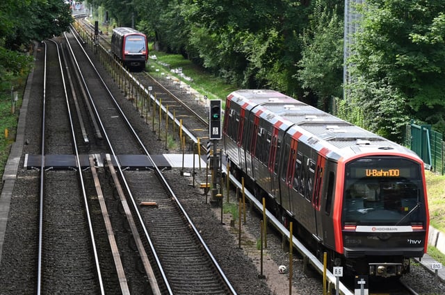Zwei U-Bahnen fahren im Moving-Block.