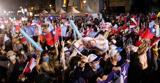 Supporters of the opposition party Kuomintang (KMT) celebrate the preliminary results of the local elections during a rally in Taipei, Taiwan November 26, 2022. REUTERS/Carlos Garcia Rawlins