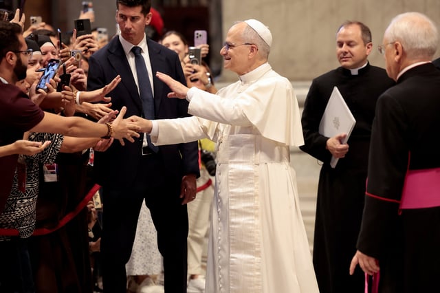 Le pape Léon XIV accueilli par une marée de téléphone lors de la messe pour les influenceurs catholiques