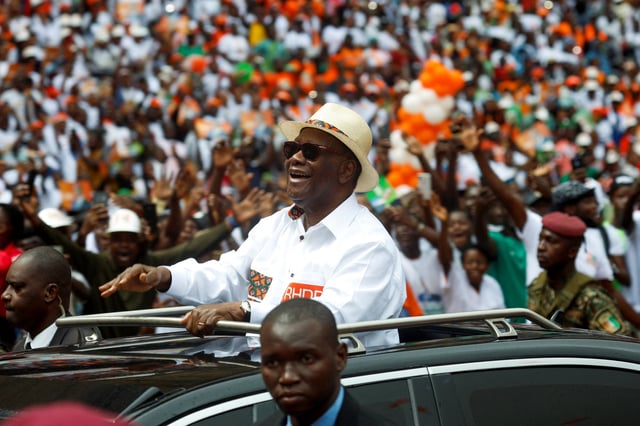 Le président de la Côte d’Ivoire Alassane Ouattara arrive au congrès de son parti en vue de l’élection présidentielle d’octobre au stade olympique qui porte son nom à Anyama, Côte d’Ivoire, le 22 juin 2025.