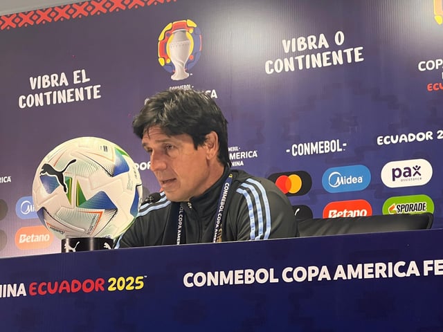 Germán Portanova se mostró orgulloso de sus jugadoras en conferencia. (@afa)
