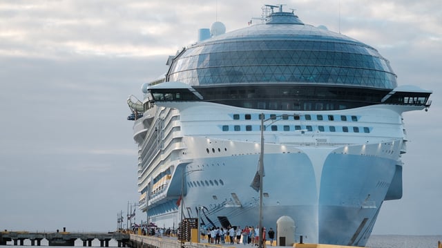 Tourists leave the Royal Caribbean&#39;s Icon of the Seas, the largest cruise ship in the world, after arriving at Costa Maya Cruise Port, in the village town of Mahahual, Quintana Roo state, Mexico, February 6, 2024. REUTERS/Paola Chiomante