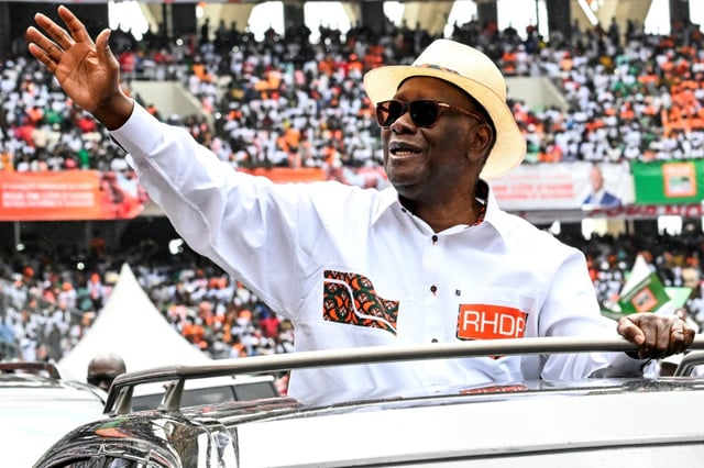 Le président ivoirien Alassane Ouattara, en meeting le 22 juin 2025 au stade olympique d'Ebimpé d'Abidjan
