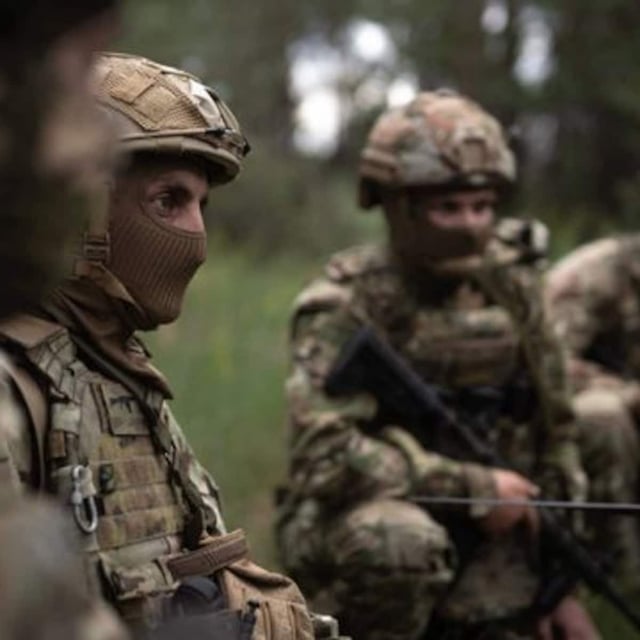 Zwei junge Ukrainer haben eine mächtige Waffe gegen Putin entwickelt. Am Tag des russischen Angriffs veröffentlichten die beiden das Online-Tool „DeepState“. Die Plattform ist heute für Millionen Menschen unverzichtbar, darunter Soldaten, Politiker und Zivilisten. Sie wird von über 100 Mitarbeitern an einem geheimen Ort in Kiew betrieben. Die Karte nutzt ein Farbsystem, um Kriegsfortschritte und -aktivitäten zu dokumentieren. Sie wird kontinuierlich durch Fotos, Videos und Informationen von der Front gepflegt, wobei jedes Detail streng geprüft wird, bevor es hochgeladen wird. 
 
