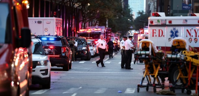 Des véhicules de la police et des services de secours dans le quartier de Midtown Manhattan à New York, théâtre d'une tuerie le 28 juillet 2025
