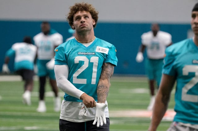 Miami Dolphins safety Ashtyn Davis warming up during the mandatory minicamp at Hard Rock Stadium on Wednesday, June 11, 2025. (Mike Stocker/South Florida Sun Sentinel)