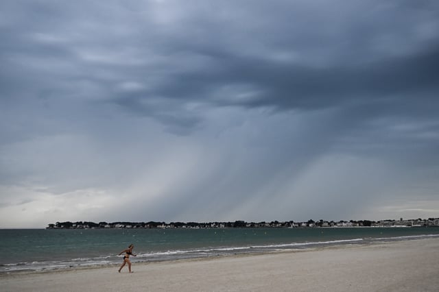 Un rideau de pluie s’abat sur les côtes de La Baule.