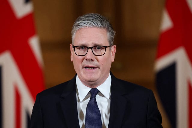 El primer ministro británico, Keir Starmer, pronuncia un discurso tras una reunión de emergencia del gabinete sobre Gaza en el número 10 de Downing Street, Londres, el 29 de julio de 2025