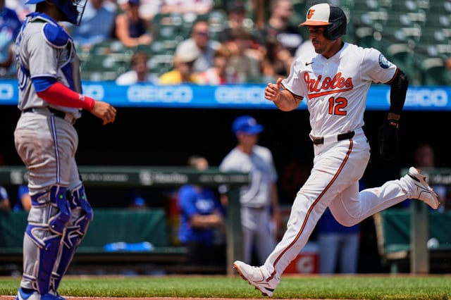 Ramón Laureano (12) de los Orioles de Baltimore anota una carrera ante los Azulejos de Toronto, el martes 29 de julio de 2025, en Baltimore. (AP Foto/Stephanie Scarbrough)