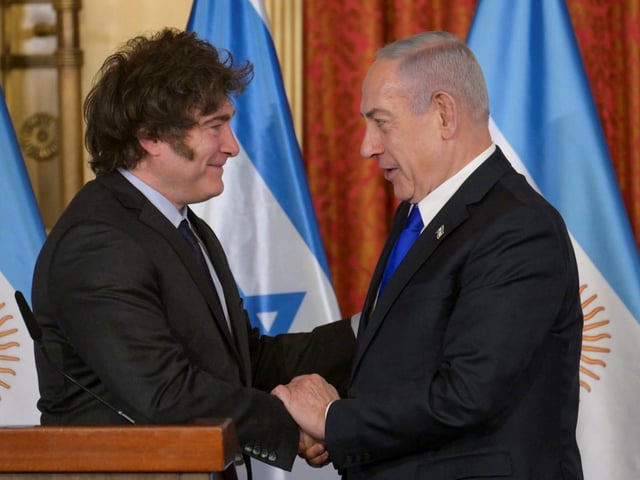 GRAF6695. JERUSALÉN, 12/06/2025.- El presidente argentino, Javier Milei (i), y el Primer Ministro de Israel, Benjamín Netanyahu, firmaron hoy en Jerusalén, un Memorándum En Defensa de la Libertad y la Democracia Contra el Terrorismo y el Antisemitismo, en el tercer día de su visita a Israel.- EFE/Presidencia Argentina***SOLO USO EDITORIAL/SOLO DISPONIBLE PARA ILUSTRAR LA NOTICIA QUE ACOMPAÑA (CRÉDITO OBLIGATORIO)***