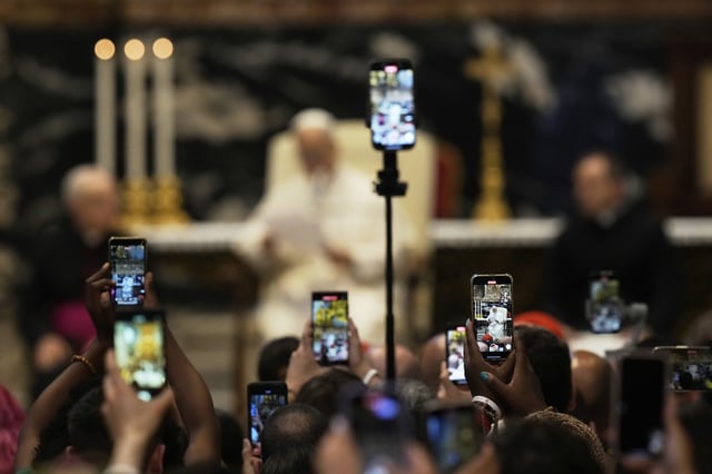 Fieles graban con sus teléfonos al Papa en el encuentro de &#34;misioneros digitales&#34;