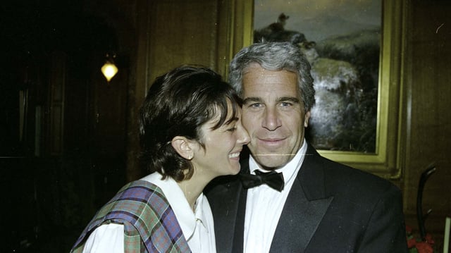 Photographie non datée de la mondaine britannique Ghislaine Maxwell avec le financier américain Jeffrey Epstein.