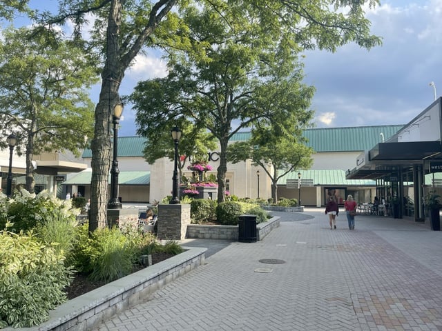 Skokie Police issued an alert advising of police activity at Westfield Old Orchard Shopping Center Tuesday, July 29, 2025, and stores went into lockdown. An hour after the all-clear, few shoppers were walking around. (Richard Requena/Pioneer Press)