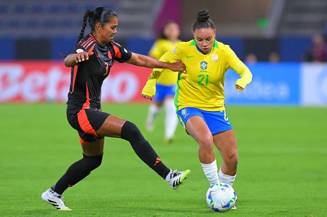 Colombia&#39;s defender #03 Daniela Arias and Brazil&#39;s forward #21 Dudinha fight for the ball during the Women&#39;s Copa America 2025 football match between Brazil and Colombia at the IDV stadium in Quito on July 25, 2025.