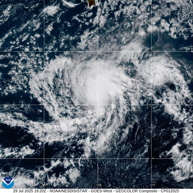 Hurricane Iona swirling south of the Hawaiian islands as a major hurricane. Image via CIRA/NOAA
