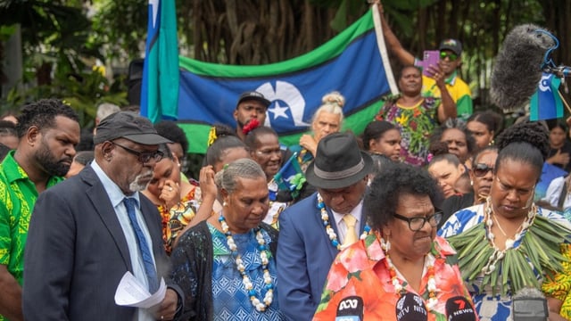 Aunty McRose Elu addresses a crowd with Uncle Pabai Pabai (behind) and Uncle Paul Kabai (left) at the Federal Court in Cairns (Image: AAP/Brian Cassey)