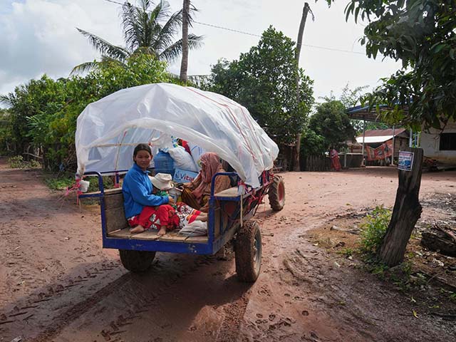 Title: Cambodia Thailand
Image ID: 25210220904904
Article:  A Cambodian family sits on a tractor cart of as they return home from a temporary shelter in Prasat Roboeuk village, Oddar Meanchey province, Cambodia, Tuesday, July 29, 2025, after a ceasefire was supposed to take effect Monday night between Thailand and Cambodia. (AP Photo/Heng Sinith)