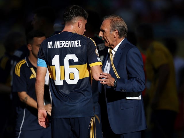Soccer Football - FIFA Club World Cup - Group C - Boca Juniors v Benfica - Hard Rock Stadium, Miami Gardens, Florida, U.S. - June 16, 2025 
Boca Juniors coach Miguel Angel Russo speaks to Miguel Merentiel during a break in play REUTERS/Hannah Mckay