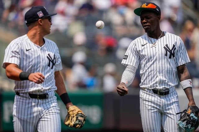 Anthony Volpe (l.), Jazz Chisholm Jr. (r.) and the Yankees overcame mistakes to beat the Rays on Tuesday.. (AP Photo/Yuki Iwamura)