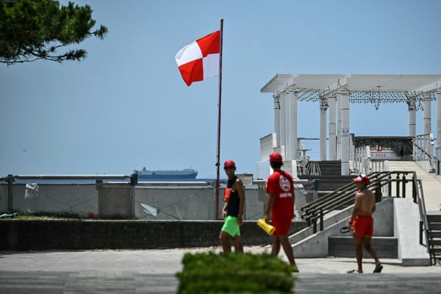 Un drapeau signale une alerte au tsunami sur une plage de Chiba, dans l'est du Japon, le 30 juillet 2025