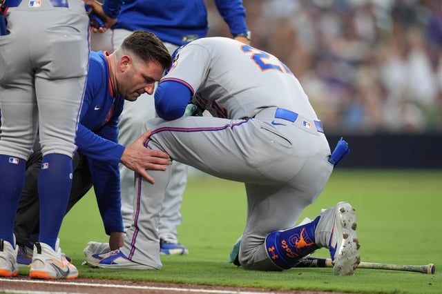 New York Mets&#39; Juan Soto reacts after an injury while batting during the fourth inning of a baseball game against the San Diego Padres Tuesday, July 29, 2025, in San Diego. (AP Photo/Gregory Bull)