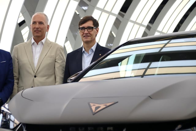 El CEO de Seat y Cupra, Markus Haupt, junto al president Salvador Illa, en la planta de Wolkswagen en Hefei (China).