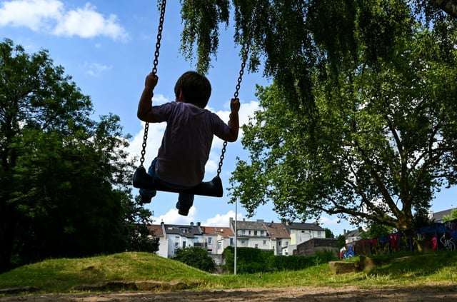 Trotz sinkender Geburtenrate wünschen sich Erwachsene in Deutschland weiterhin mehr Kinder, als im Schnitt geboren werden. Dies deute auf einen Aufschub von Geburten hin, teilte das Bundesinstitut für Bevölkerungsforschung in Wiesbaden mit.