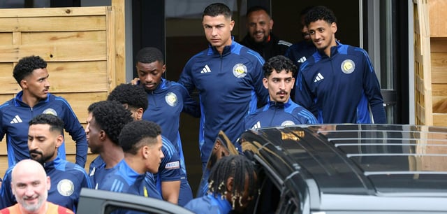 Cristiano Ronaldo (Mitte) in Saalfelden beim Gang zum Training