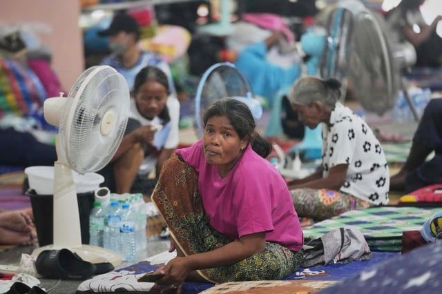 Residentes en Tailandia que huyeron de sus hogares tras los enfrentamientos entre soldados tailandeses y camboyanos, descansan en un centro de evacuación en la provincia de Surin, Tailandia, el 30 de julio de 2025. (AP Foto/Sakchai Lalit)