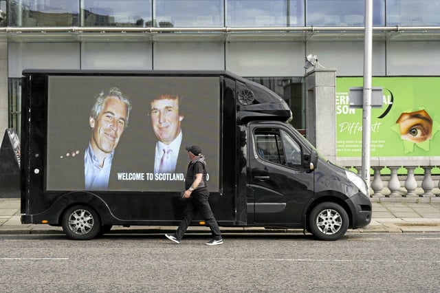 Donald Trump et Jeffrey Epstein ensemble sur une photo placardée sur un van en Écosse, le 28 juillet 2025.
