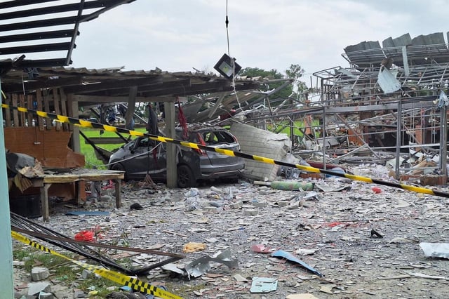 La imagen, distribuida por la oficina de relaciones públicas de la provincia de Suphan Buri, muestra los daños causados por una explosión en una fábrica de fuegos artificiales en Suphan Buri, Tailandia, el 30 de julio de 2025. (Oficina de relaciones públicas de la provincia de Suphan Buri vía AP)