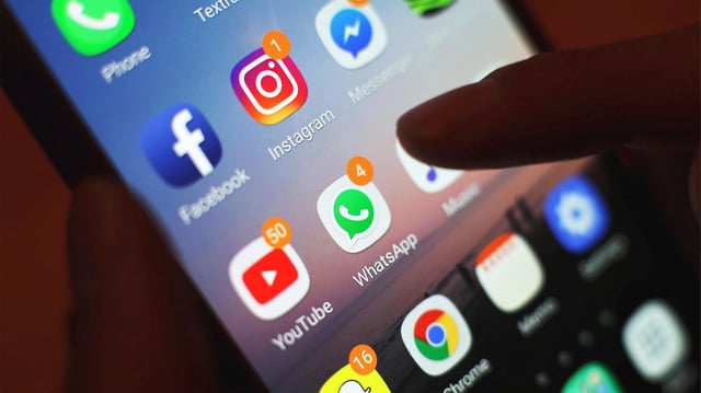 Ein Smartphone-Display mit verschiedenen Socialmedia-Icons.