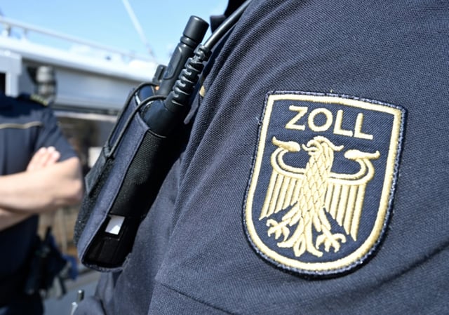 Die Staatsanwaltschaft München I ist wegen eines mutmaßlichen Verstoßes gegen Russland-Sanktionen gegen eine Werkzeugmaschinenfabrik bei München vorgegangen. Zollfahnder und Staatsanwälte durchsuchten auch Objekte in Baden-Württemberg und Bulgarien.