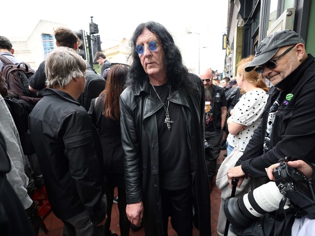 BIRMINGHAM (United Kingdom), 30/07/2025.- A fan dressed like Ozzy Osbourne as people gather for Osbourne's funeral cortege in Birmingham, Britain, 30 July 2025. Osbourne died aged 76 on 22 July 2025, weeks after performing his final concert with Black Sabbath. He had been diagnosed with Parkinson's disease in 2019. (Reino Unido) EFE/EPA/ADAM VAUGHAN