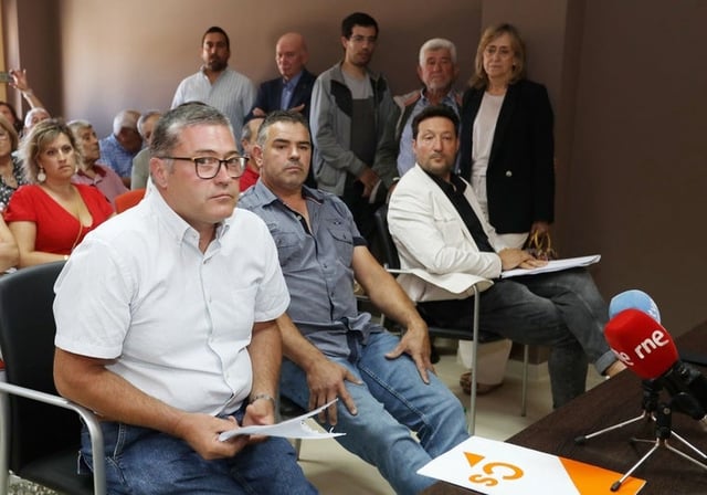 Pleno para el debate de moción de censura contra el actual alcalde de Melgar de Yuso, el popular Eduardo Tejido (izquierda), en el que se propone como nuevo regidor a Óscar Serna Azpeleta, de CS (derecha)