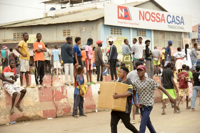 Pillages de magasins dans le district de Kalemba 2 à Luanda, le 28 juillet 2025, lors d'une grève des taxis contre la hausse des prix du carburant