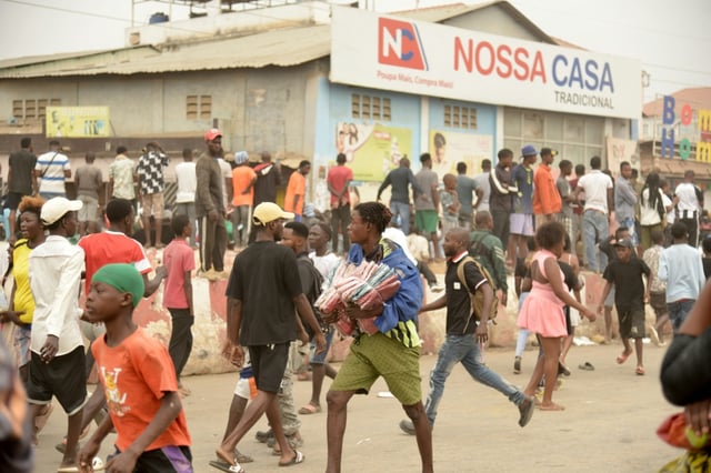 Pillages de magasins dans le district de Kalemba 2 à Luanda, le 28 juillet 2025, lors d'une grève des taxis contre la hausse des prix du carburant