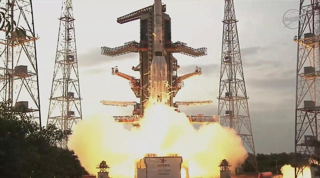 En la imagen, proporcionada por la NASA, se observa un satélite de mapeo Terrestre, la primera misión en colaboración entre la agencia y la Organización de Investigación Espacial de India, en su lanzamiento desde ese país, el 30 de julio de 2025. (NASA vía AP)