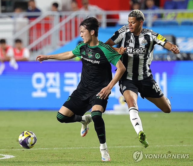Byun Jun-soo of Team K League (L) and Will Osula of Newcastle United battle for the ball during the teams' exhibition football match at Suwon World Cup Stadium in Suwon, Gyeonggi Province, on July 30, 2025. (Yonhap)