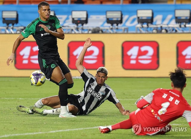 Will Osula of Newcastle United (C) takes a shot on Team K League goalkeeper Kim Kyung-min (R) during the teams' exhibition football match at Suwon World Cup Stadium in Suwon, Gyeonggi Province, on July 30, 2025. (Yonhap)